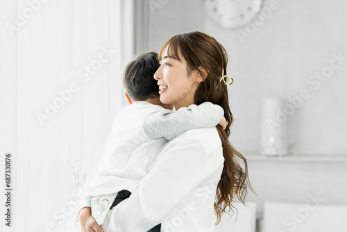 男の子を抱く笑顔の母親