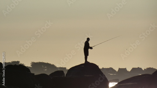 L’homme qui pêche seul sur son rocher