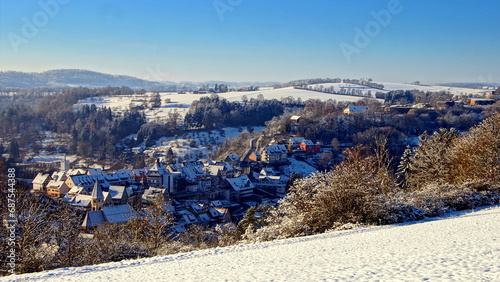 schöner Blick von oben auf Stadt Wildberg an einem sonnigen Wintermorgen im Nordschwarzwald