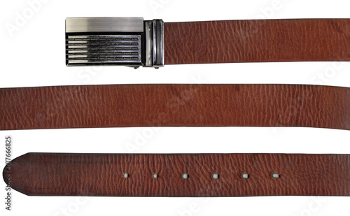 Cinturón de cuero marrón aislado en fondo blanco