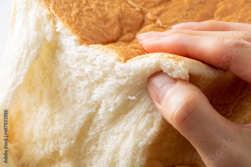 角型食パンを手で割る。 