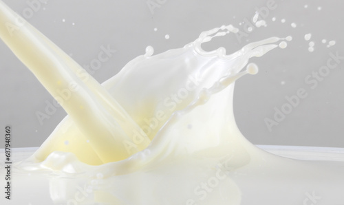 Milchsplash von links, Milch, Splash, Aktion, isoliert,