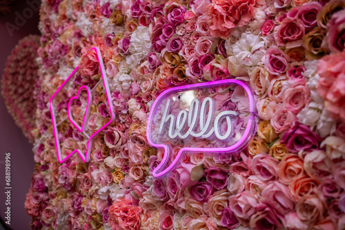 Ściana Kwiatów z Neonowym Napisem "Hello" i Różową Neonową Kopertą / Flower Wall with Neon "Hello" Sign and Pink Neon Envelope