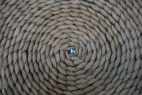 Artesanía en espiral confeccionada con hojas de palma secas, tapete circular, textura natural