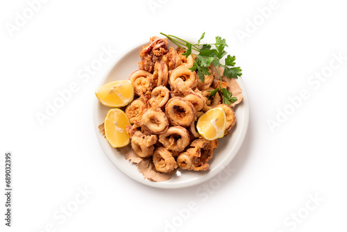 Piatto di calamari fritti visto dall'alto e isolato su fondo bianco, cibo italiano, cucina mediterranea 