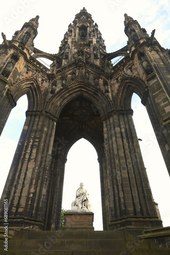 the scott monument in edinburgh