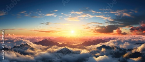 Panorama wschód słońca ze szczytu góry Fuji. Słońce świeci mocno z horyzontu nad wszystkimi chmurami i pod niebieskim niebem. dobry nowy rok nowe życie nowy początek. Natura streszczenie tło