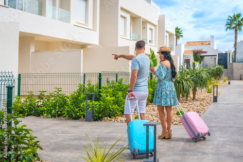 Tourists arriving to the apartment that their rent