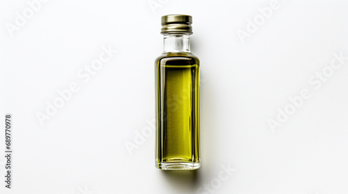 Petite bouteille d'huile d'olive, de colza sur fond blanc. Petit flacon en verre et bouchon en métal. Nourriture, oméga, sain. Pour conception et création graphique.