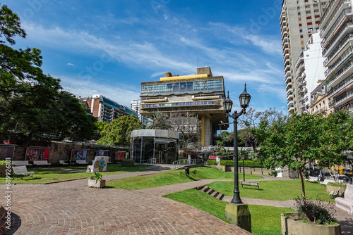 Vista alejada de la Biblioteca Nacional de Buenos Aires y del parque que está cerca, se ven áreas verdes alrededor