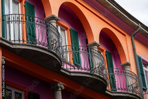 Bunt verzierte Fassade in Ascona