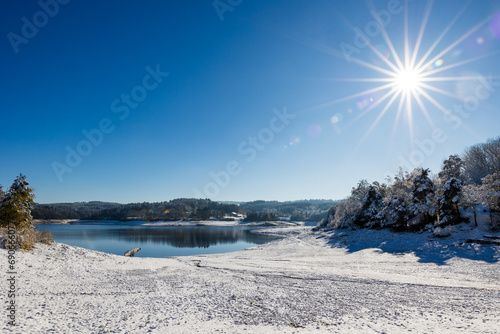 Lac de Lavalette entourée d’une forêt de sapins, dans les Gorges du Lignon, sous les premières neiges de l’hiver