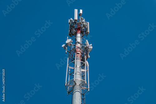 Torre de telecomunicações que fornece a cobertura e facilita a comunicação sem fio para dispositivos móveis como telefones celulares, smartphones, tablets e outros dispositivos conectados