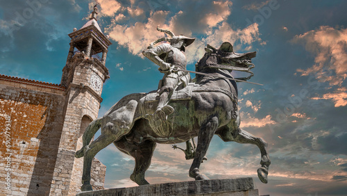 Perspectiva inferior de la estatua ecuestre del conquistador español del Perú don Francisco Pizarro en la villa de Trujillo, España, cielo editado