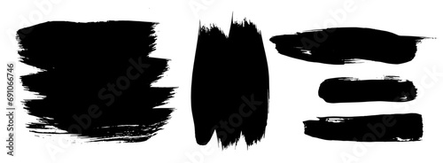 Colección de formas hechas con pintura negra, trazos gestuales reales hechos a mano con pincel despuntado. Conjunto de recursos de trazos vectoriales con espacio para textos