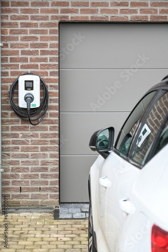 auto voiture recharge charge borne station electrique electricité energie autonomie maison