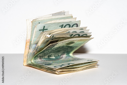 pieniądze polskie w banknotach na stole