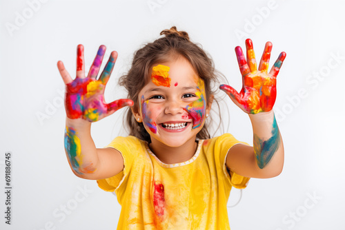 Niña sonriente con las manos pintadas