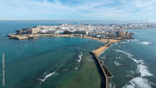 vistas aérea de la hermosa ciudad de Cádiz en el sur de España, Andalucía 