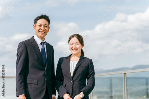 スーツを着た若い男女のアジア人ビジネスパーソン（弁護士・税理士・会計士・公務員・銀行員） 