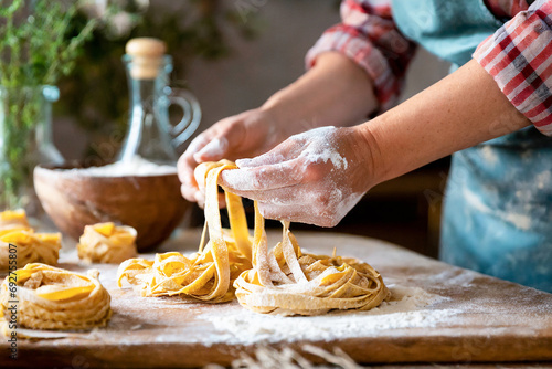 chef cucinare tagliatelle pasta fresca farina 