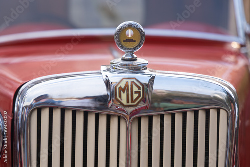 Vintage Morris Garage Car emblem & front grill