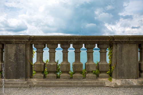 Alte Balustrade aus Stein mit Blick auf einen See