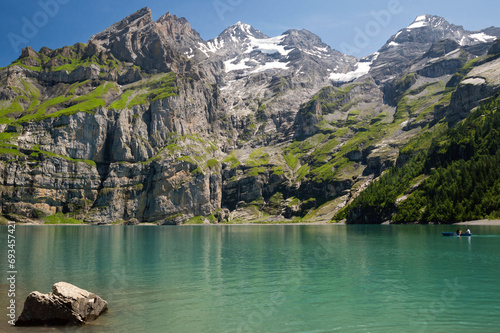 Alpejskie ośnieżone i wysokie szczyty z lodowcem w Szwajcarii nad jeziorem Oeschinen w Kandersteg