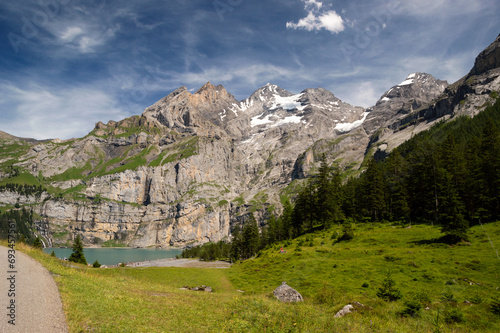 Jezioro Oeschinen i alpejskie widoki ośnieżonych szczytów w Szwajcarii w Kandersteg