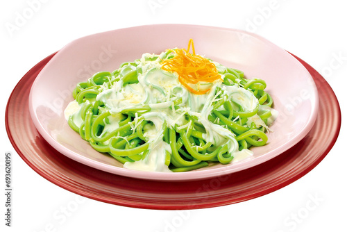 prato com talharim verde ao molho branco isolado em fundo transparente
