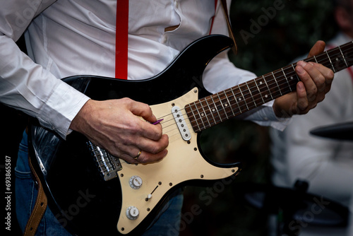 gitara elektryczna w rękach muzyka