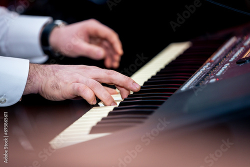 instrumenty klawiszowe na weselu w kolorowym oświetleniu