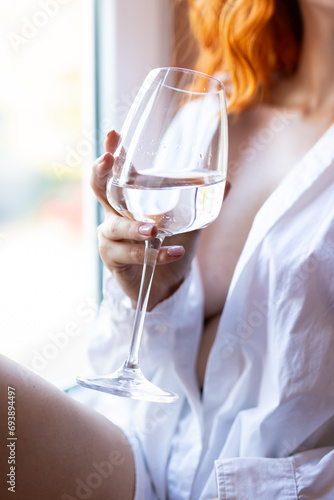 seksowna kobieta trzyma kieliszek wina