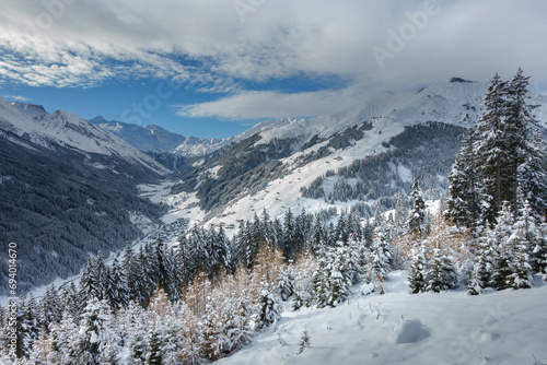 Winterlandschaft im Skigebiet Zillertal in Österreich