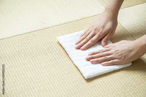 畳 雑巾がけ 畳掃除 大掃除 女性の手 日本 