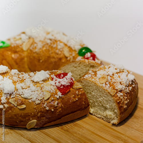 Roscón de Reyes cortado trozo porción 