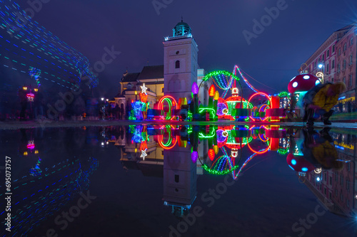 Starówka Warszawska i jej świąteczna iluminacja. Bożonarodzeniowe oświetlone Stare Miasto w Warszawie kolorowymi ledami