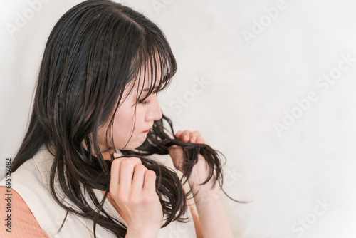 髪の毛に悩む女性（枝毛・切れ毛・パサつき・乾燥・ダメージヘア） 
