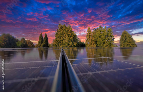 Panele fotowoltaiczne, prąd ze słońca, produkcja energii odnawialnej.