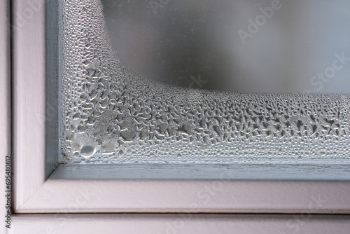 Kondenswasser an einer Fensterscheibe