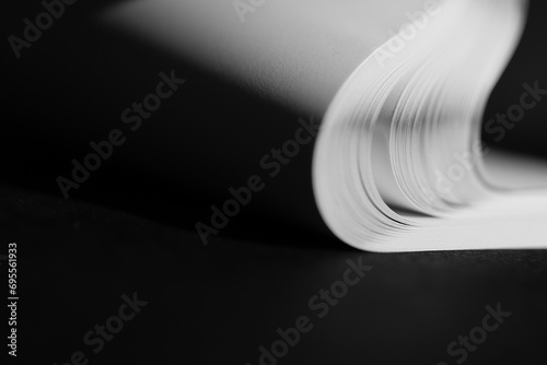 białe kartki papieru z refleksem cienia