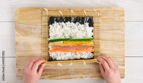 Makizushi, Sushi rolls, Rolled sushi. A woman making sushi rolls. Ehomaki, seafood rolls, Setsubun, etc. 巻き寿司。巻き寿司を作る女性。恵方巻、海鮮巻き、節分など