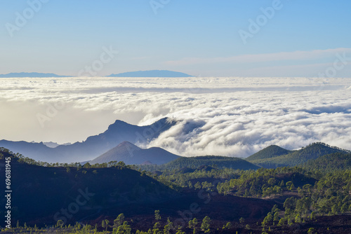 Chmury przepływające pomiędzy wzniesieniami w parku narodowym Teide, Teneryfa