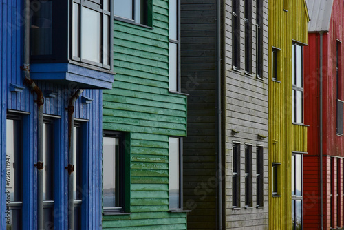 Kolorowe fasady domów na szkockim wybrzeżu 