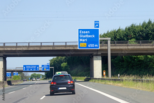 Hinweistafel auf Autobahn 2, Ausfahrt Essen, Gladbeck, Marl, B224