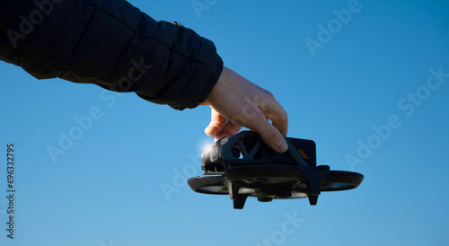 Piloto de dron preparando el inicio de vuelo del dron.