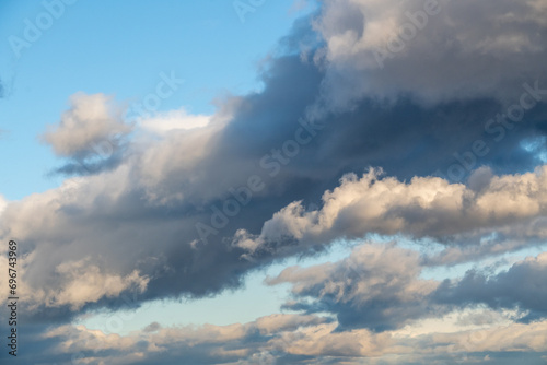 Ciel nuageux fin après-midi avec éclaircie