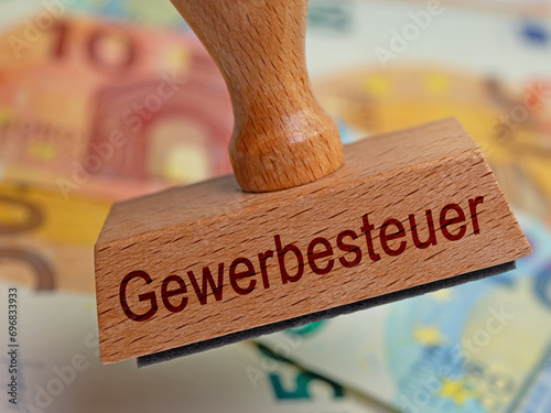 Holzstempel mit dem Aufdruck "Gewerbesteuer"