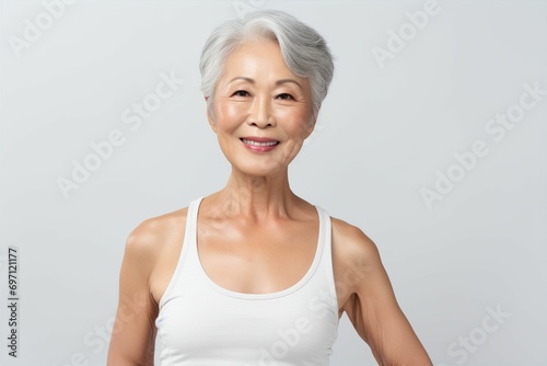 体を鍛えている日本人シニア女性（背景なし・筋トレ・筋肉・フィットネス・ヘルスケア） 