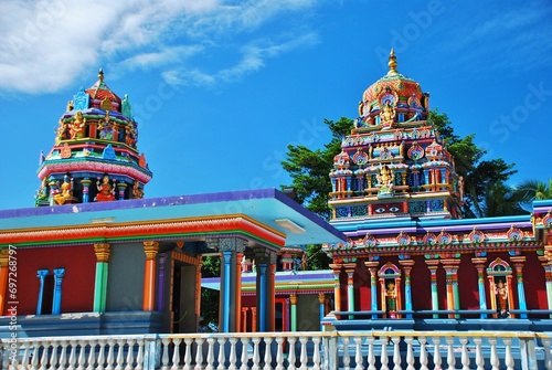 青空に映えるスリ シヴァ スブラマニアン寺院 ナンディ / フィジー